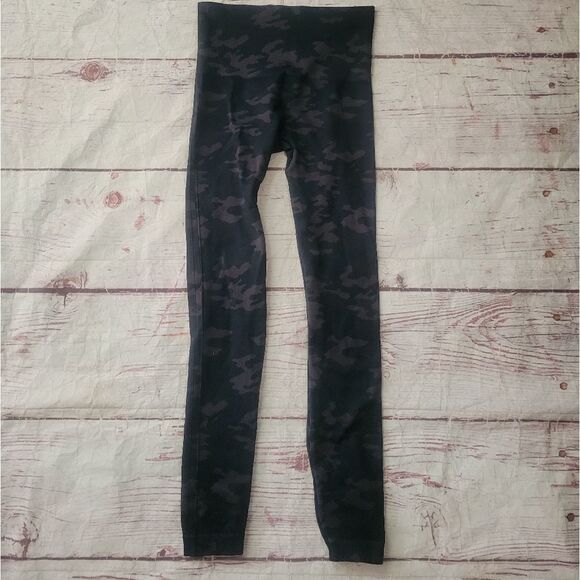 Spanx Seamless Look at Me Now Camo Leggings Size Small - Picture 2 of 5